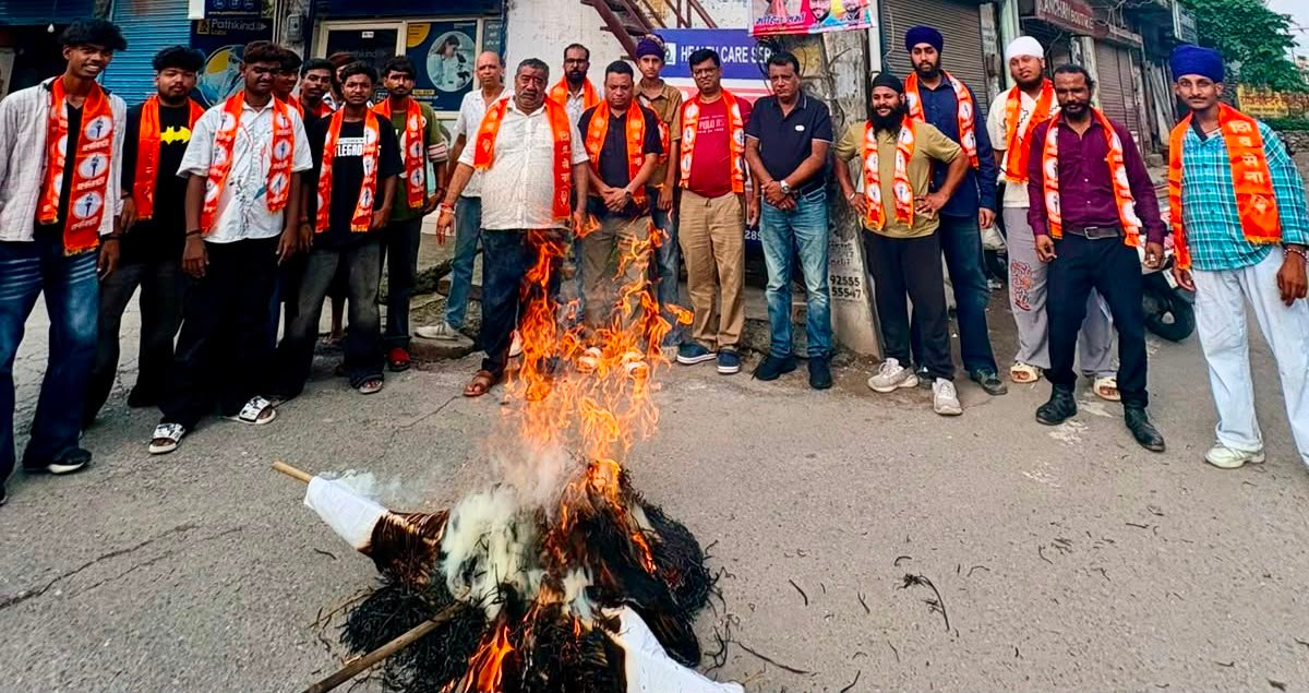 चीनी के बढ़ते दामों पर शिवसेना का प्रदर्शन, केंद्र सरकार का पुतला फूंका