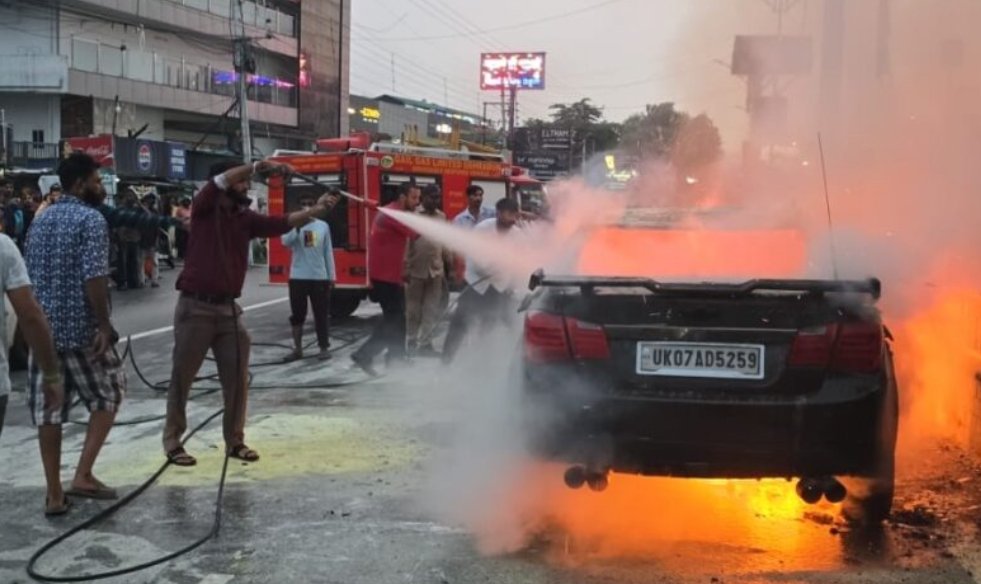 देहरादून में चलती कार में लगी भीषण आग, शॉर्ट सर्किट से हादसा
