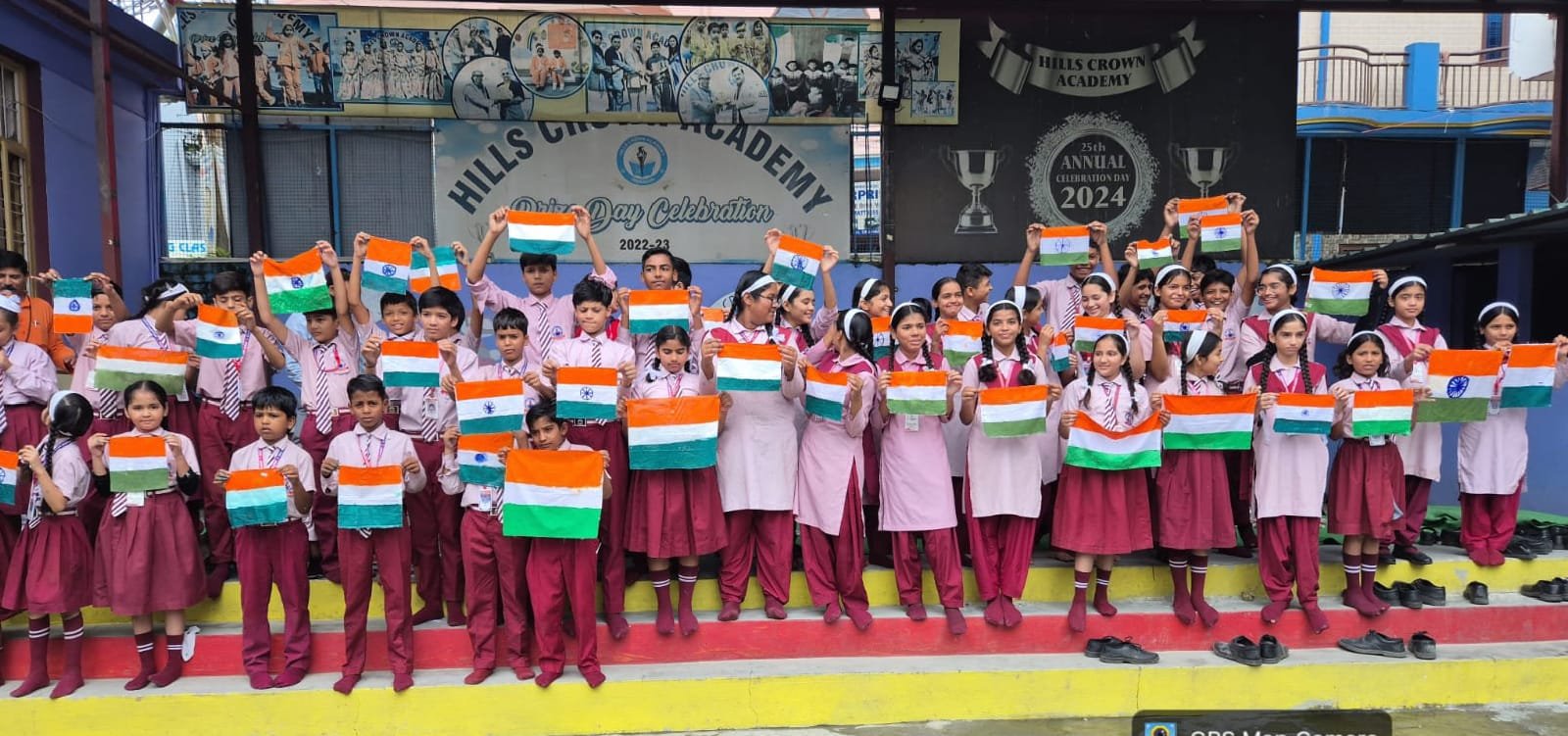 हिल्स क्राउन एकेडमी में बच्चों को तिरंगा बनाने की विधि सिखाई