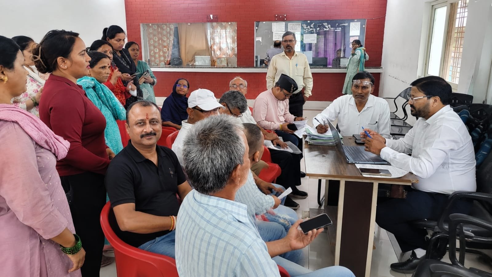 मोहनपुर प्रेमनगर में लगा बिजली समाधान शिविर, उपभोक्ताओं की समस्याओं का मौके पर हुआ निस्तारण