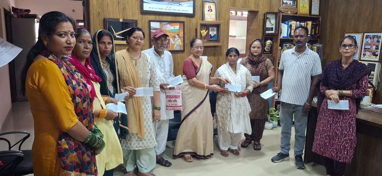 विधायक सविता कपूर ने जरूरतमंदों को वितरित किए चिकित्सा सहायता राशि के चेक, मुख्यमंत्री विवेकाधीन कोष से मिली मदद