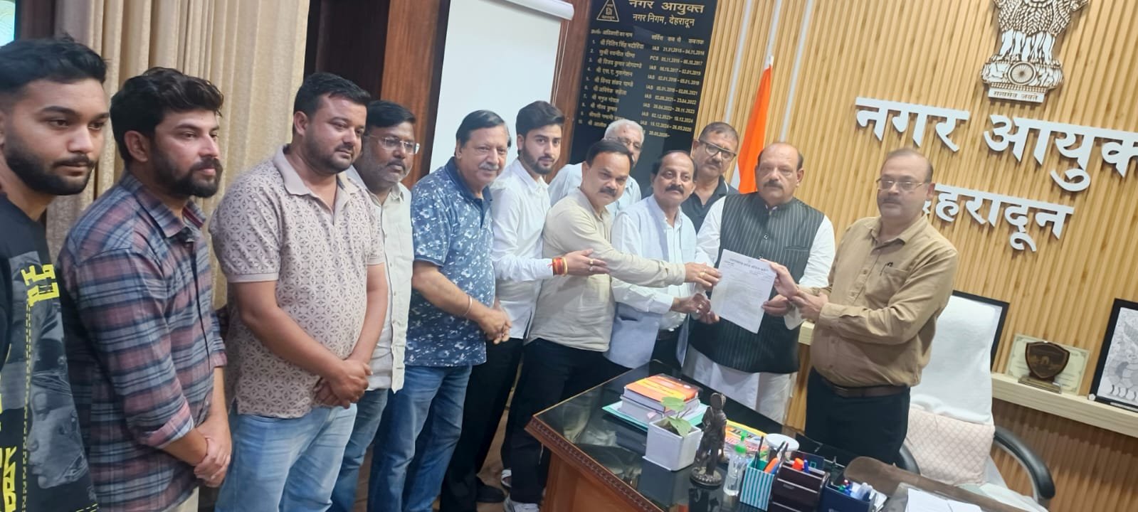 नगर निगम क्षेत्र की समस्याओं को लेकर कांग्रेस ने नगर आयुक्त को सौंपा ज्ञापन, आवारा पशुओं की समस्या के समाधान की भी मांग
