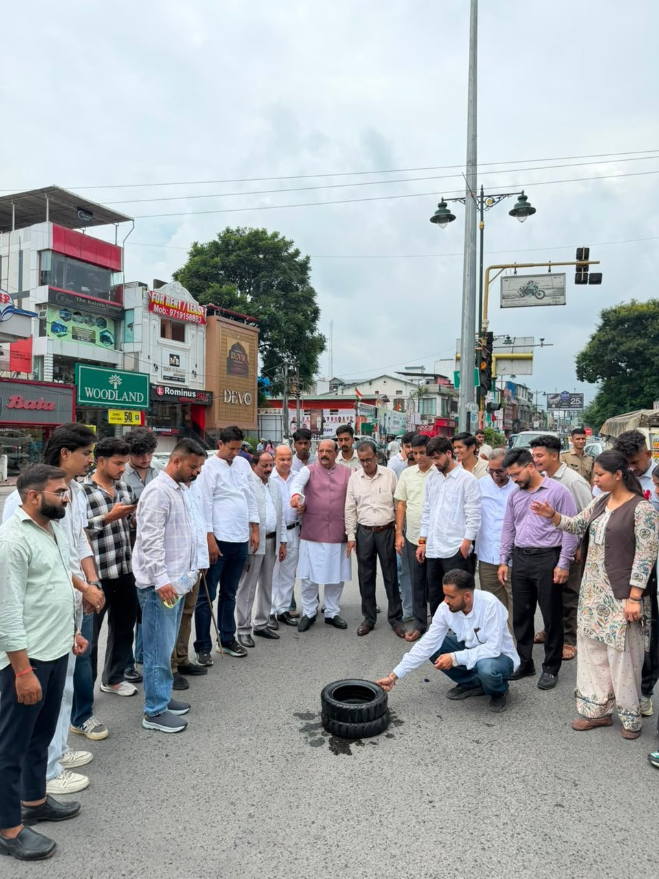 अमित शाह के इस्तीफे की मांग को लेकर युवा कांग्रेस का प्रदर्शन, देहरादून में फूंका पुतला