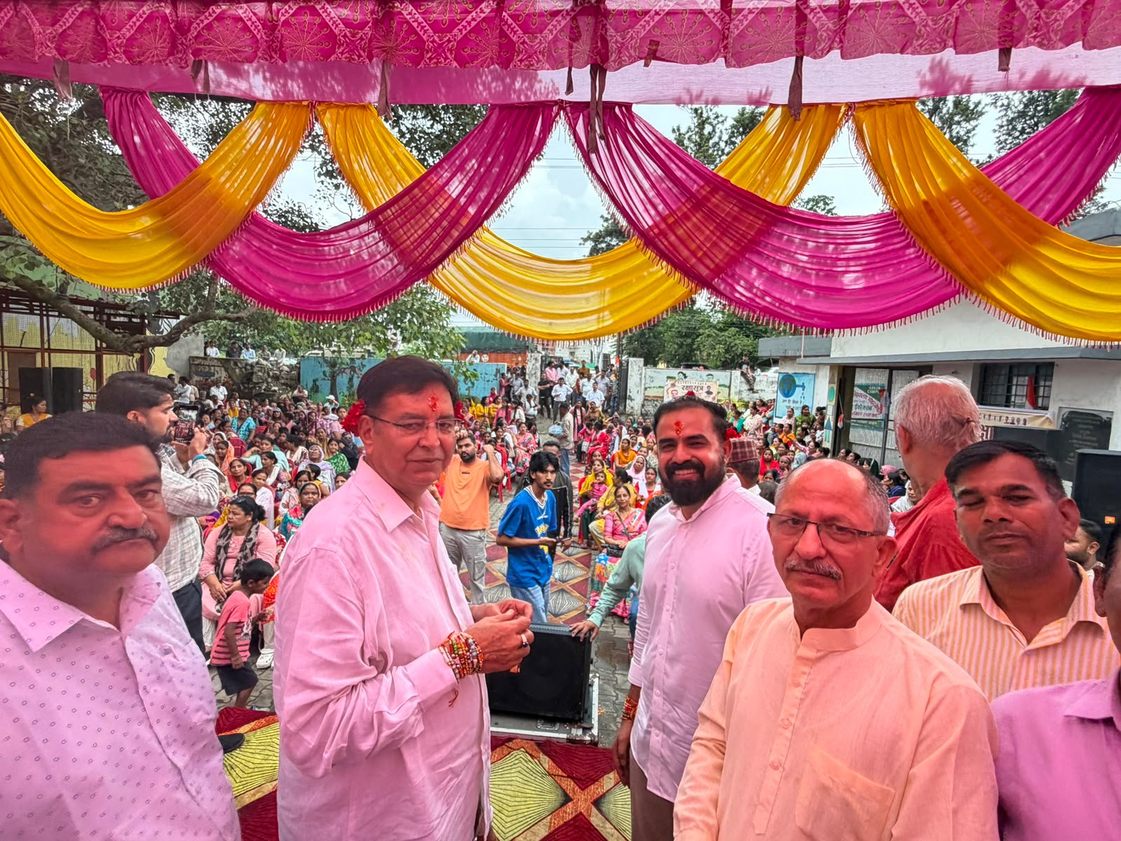 मोहब्बेवाला में भव्य ‘रक्षा सूत्र महोत्सव’, 500 से अधिक महिलाओं ने वैभव वालिया व प्रीतम सिंह को बांधी राखी