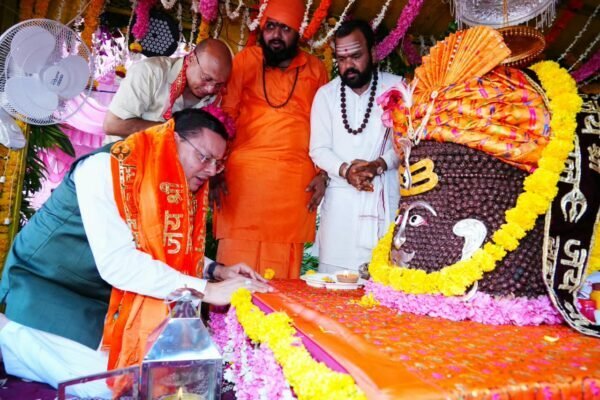टपकेश्वर महादेव की भव्य शोभायात्रा में शामिल हुए मुख्यमंत्री धामी, प्रदेश की सुख-समृद्धि के लिए की पूजा-अर्चना