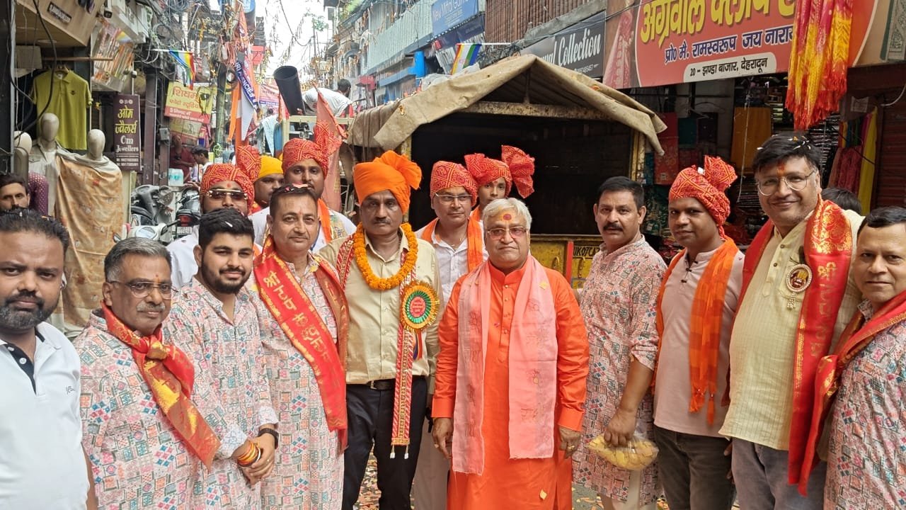 श्री टपकेश्वर महादेव की भव्य शोभायात्रा का पुष्पवर्षा से स्वागत, महंतों का किया सम्मान