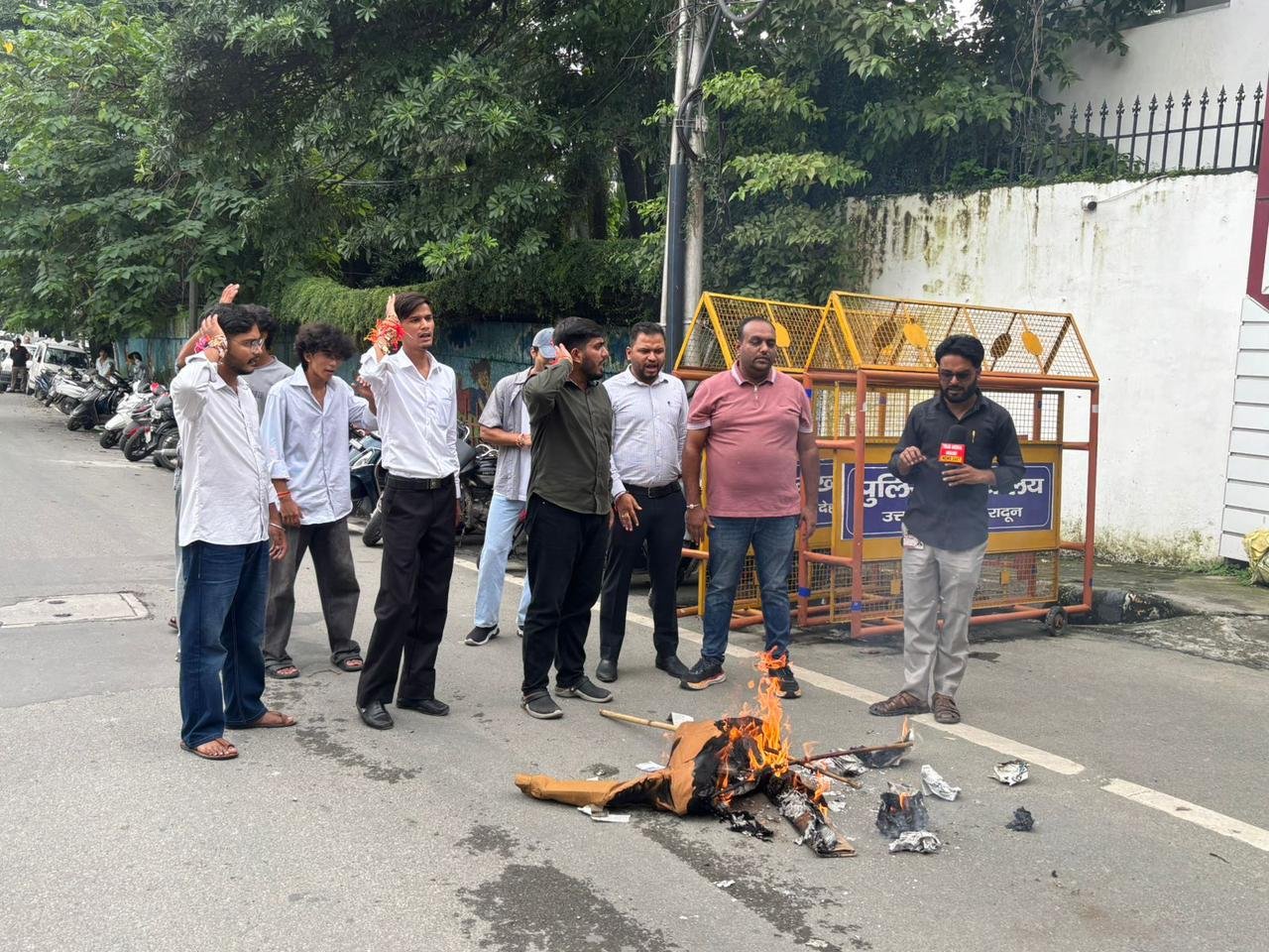 हल्द्वानी ‘शुद्धिकरण’ विवाद पर कांग्रेस का प्रदर्शन, डीजीपी के खिलाफ फूंका पुतला; दोषियों पर कार्रवाई की मांग