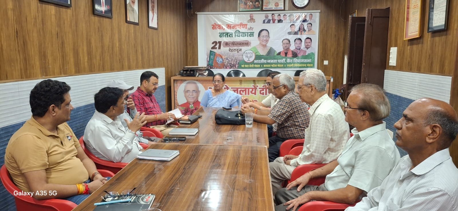 जलभराव और सड़क-नाली की समस्याओं पर विधायक सविता कपूर ने अधिकारियों के साथ की बैठक, दिए त्वरित समाधान के निर्देश